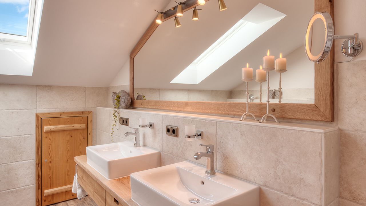 Bad I mit Badewanne, Dusche und Waschtisch Bad I mit Badewanne, Dusche und Waschtisch